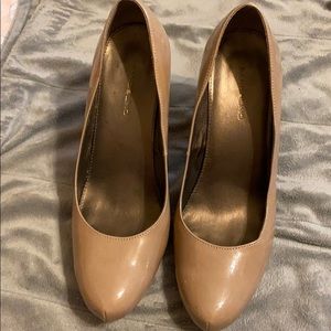 Nude pumps